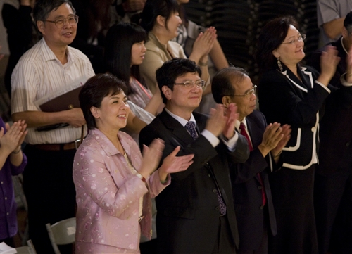 慶祝本校60週年校慶，大陸浙江大學文琴交響樂團一行65人蒞校參訪，並與本校音樂性社團共同攜手演出「浙大與淡大五虎崗音樂友誼之夜」。