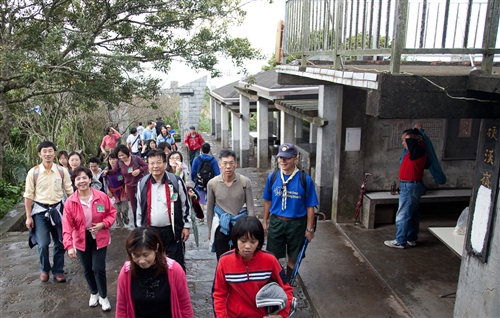 「全校觀音山健行」活動，教職員生體驗山脈之美。