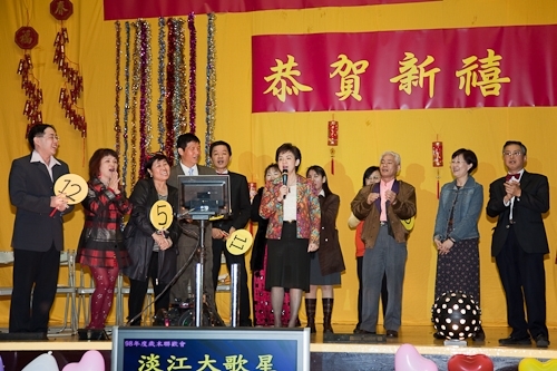 本校98年度歲末聯歡會在淡水校園學生活動中心熱鬧登場，豐富的摸彩品及多元具有特色的民俗技藝、箏胡、舞蹈、歌唱等表演，讓全校教職員工及退休人員High到最高點。