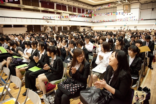 「99學年度淡江大學學生出國留學暨國際青年大使交流團授旗典禮」，於淡水校園學生活動中心舉行，460餘名學生們將帶著師長們滿滿的祝福，起航出海到實體環境，學習多元文化與語言及累積生命能量。