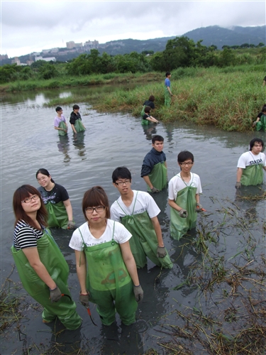 本校260位修習「生態社區建構」課程的同學，日前進行關渡自然公園之志工服務，為國境生態保育付出一己之力，並體驗服務的真諦。