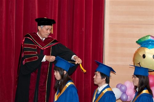 本校蘭陽校園於5日上午舉行第2屆畢業生之畢業典禮，典禮全程以英語進行。畢業生帶著師長及學弟妹的祝福，昂首開展人生新的里程碑。