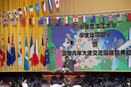 「99學年度淡江大學學生出國留學暨國際青年大使交流團授旗典禮」，於淡水校園學生活動中心舉行，460餘名學生們將帶著師長們滿滿的祝福，起航出海到實體環境，學習多元文化與語言及累積生命能量。