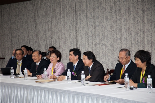 「川台高校校長論壇」四川代表團之四川大學謝和平校長等一行33人蒞校參訪，本校張家宜校長於驚聲國際會議廳主持簡報及座談，針對學術、教育等議題進行交流。