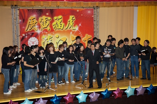 「春之饗宴」：時序入春、奼紫焉紅的杜鵑妝點滿校園之際，校友們齊聚五虎崗，與創辦人張建邦及校長張家宜同歡，提早為本校建校一甲子暖壽。