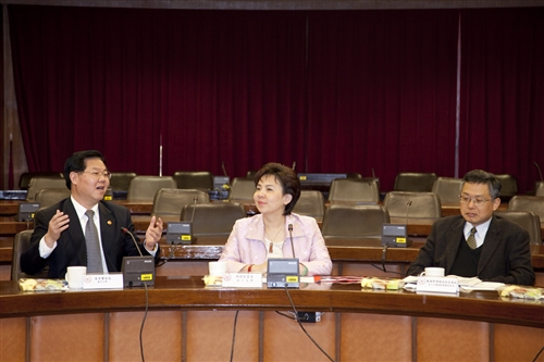 大陸廈門大學朱崇實校長等一行5人蒞校參訪，本校張家宜校長於驚聲國際會議廳主持簡報及座談，兩校針對學術合作事宜進行熱烈的交流。