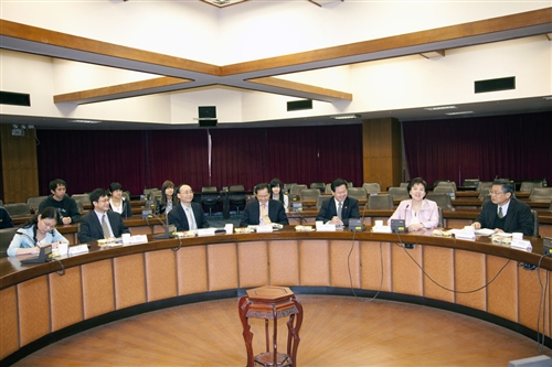 大陸廈門大學朱崇實校長等一行5人蒞校參訪，本校張家宜校長於驚聲國際會議廳主持簡報及座談，兩校針對學術合作事宜進行熱烈的交流。