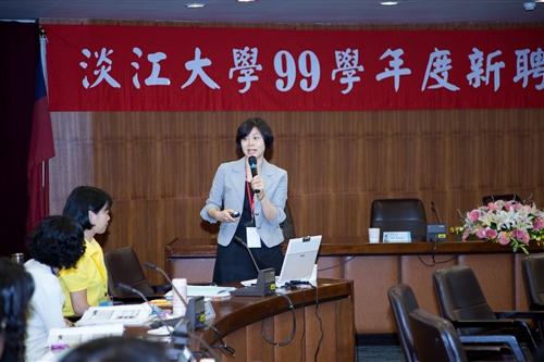 增聘51名專任教師，本校召開「99學年度新聘教師座談會」。