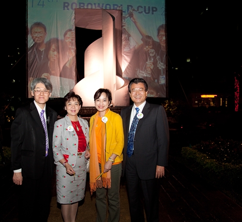 淡水校園「傳燈傳心」與蘭陽校園「燈峰照吉」點燈活動，全體教職員工生同慶學校60大壽。