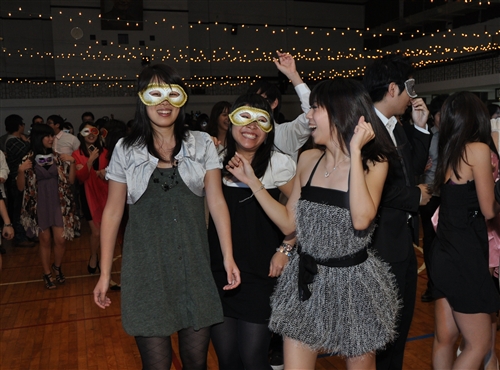 「淡江一甲子，旋轉久久，迎向100 蛋捲點燈」暨「2010白色聖誕化妝舞會」活動熱鬧登場。