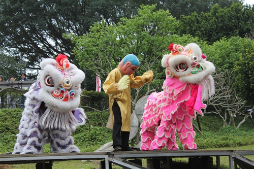 「2010年僑居地文物展」本週在黑天鵝展示廳熱鬧展出，僑生一連串的精彩表演、觀光景點及美食等介紹，展現出各國文物之特色，並讓與會者充分體驗各國的節慶及文化。