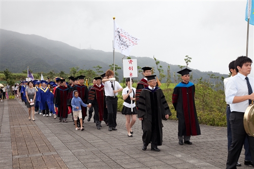 本校蘭陽校園於5日上午舉行第2屆畢業生之畢業典禮，典禮全程以英語進行。畢業生帶著師長及學弟妹的祝福，昂首開展人生新的里程碑。