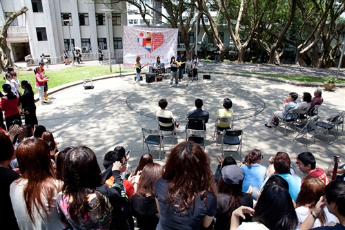 「外語週」於本週在外語大樓前、海報街展開，動人的各國舞蹈表演、各國文物美食讓全校動起來。