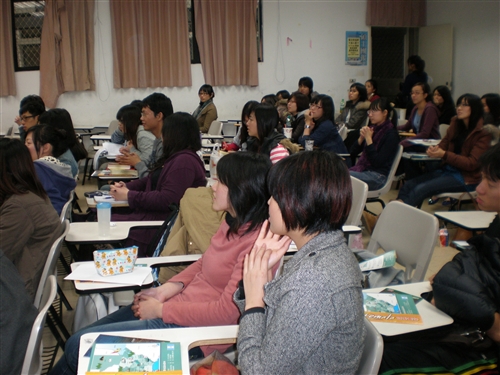 美洲研究所邀請中南美洲唯一征服全世界七大峰的登山家海梅比尼亞斯蒞臨淡水校園進行「從瓜地馬拉到世界的高峰」演講，讓本校學生見證了這位充滿活力，將攀爬高峰當作生命最重要事的勇士。