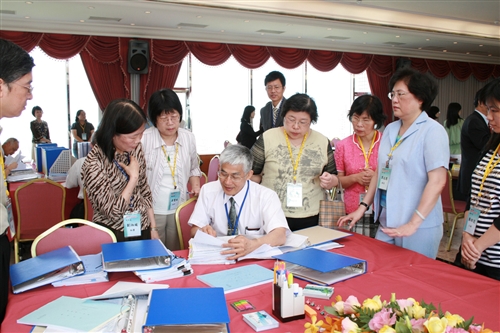 教育部訪視委員蒞校進行98年度獎勵私立大學校院校務發展計畫經費訪視活動，張校長針對本校健全的會計管理制度，以及獎補助經費之有效運用，進行了簡報與說明。