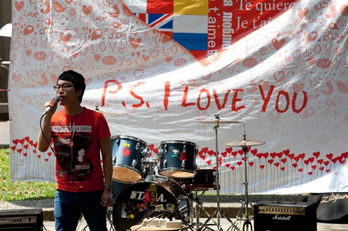 「外語週」於本週在外語大樓前、海報街展開，動人的各國舞蹈表演、各國文物美食讓全校動起來。