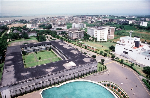 為記錄一甲子以來的成長足跡，本校將出版令人懷念的人、事、物《淡江影像60─人事物的交融》專書，自即日起至4月10日止舉辦「淡江老照片」徵集活動，歡迎所有淡江人共襄盛舉，踴躍提供。