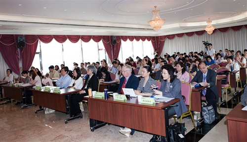 「98學年度全國大專校院圖書館館長聯席會」，邀集175所大專校院與軍警學校圖書館館長齊聚五虎崗，針對當前大專院校圖書館的經營、行政協調及發展趨勢等主題，進行交流與研討，以提升各校圖書館提升整體競爭力。