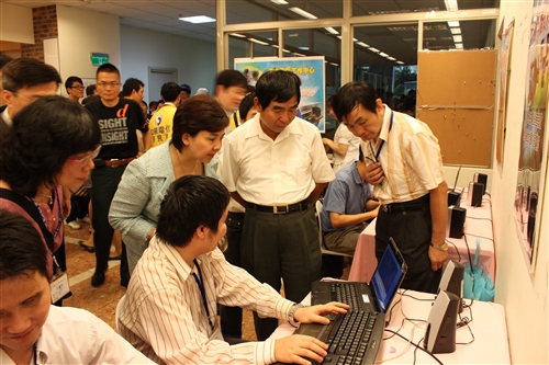 盲生資源中心與電信業者舉辦「無障EYE資訊圓夢成果展」，分享視障者如何透過未盲的心，「看」見世界最美麗的風景、打出e片天及開啟e生路。