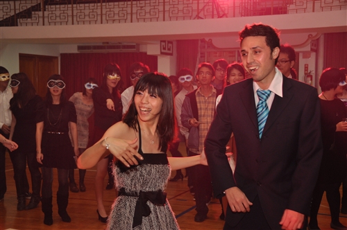 「淡江一甲子，旋轉久久，迎向100 蛋捲點燈」暨「2010白色聖誕化妝舞會」活動熱鬧登場。