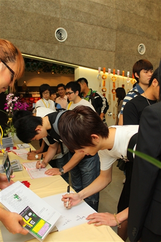 教科系第10屆畢展「十，進位」，本週在淡水校園黑天鵝展示廳展出19組與企業合作製作數位教材之畢業作品，展現同學大學四年來在教學設計、多媒體製作、數位學習與教材開發之專業訓練成果。