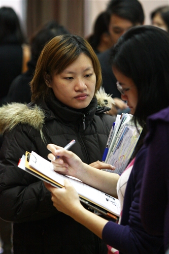 本校舉行2010年校園徵才博覽會，吸引50家企業蒞校徵才，會場提供完整的求職資訊，讓同學們即早熟悉就業市場狀況，做好自我生涯規劃，以期順利與職場接軌。