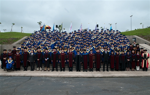 本校蘭陽校園於5日上午舉行第2屆畢業生之畢業典禮，典禮全程以英語進行。畢業生帶著師長及學弟妹的祝福，昂首開展人生新的里程碑。