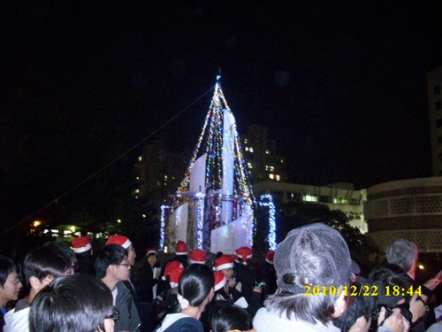 「淡江一甲子，旋轉久久，迎向100 蛋捲點燈」暨「2010白色聖誕化妝舞會」活動熱鬧登場。