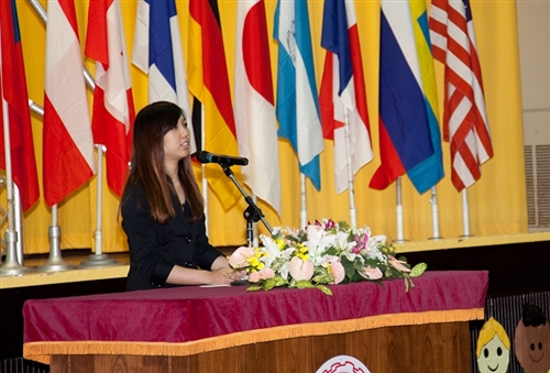 「99學年度淡江大學學生出國留學暨國際青年大使交流團授旗典禮」，於淡水校園學生活動中心舉行，460餘名學生們將帶著師長們滿滿的祝福，起航出海到實體環境，學習多元文化與語言及累積生命能量。