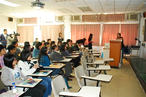 美洲研究所邀請中南美洲唯一征服全世界七大峰的登山家海梅比尼亞斯蒞臨淡水校園進行「從瓜地馬拉到世界的高峰」演講，讓本校學生見證了這位充滿活力，將攀爬高峰當作生命最重要事的勇士。