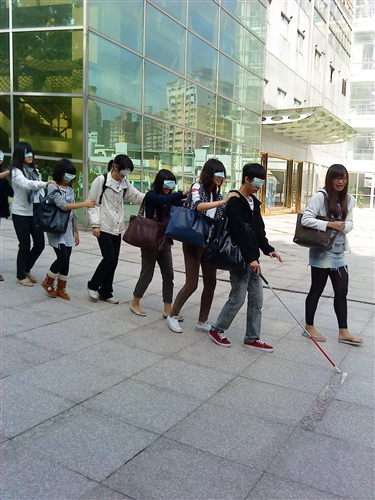 「校園與社區服務學習」課程，一般生與視障生共體「健康校園」。