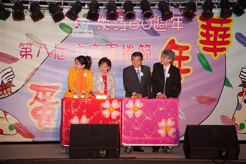 淡水校園「傳燈傳心」與蘭陽校園「燈峰照吉」點燈活動，全體教職員工生同慶學校60大壽。