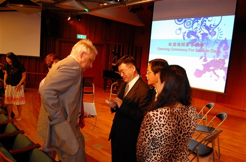 歐洲研究所、覺生紀念圖書館及歐洲聯盟研究中心，自即日起至14日聯合舉辦「第二屆歐盟週」一系列活動，包括學術研討會、歐洲主題書展、電影欣賞及講評等，加深全體教職員生對於歐洲聯盟的認識。