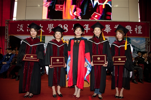 本校98學年度畢業典禮在淡水校園紹謨紀念體育館舉行，校長張家宜以「虎崗風雅林美化雨黌宮甲子春，學成啟航縱橫天下菁莪萬世秋」期勉每一位畢業生，秉持企業最愛的DNA，開創一番「淡江以你為榮」的榮耀。