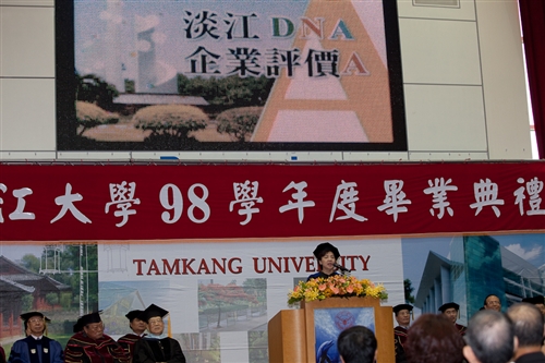 本校98學年度畢業典禮在淡水校園紹謨紀念體育館舉行，校長張家宜以「虎崗風雅林美化雨黌宮甲子春，學成啟航縱橫天下菁莪萬世秋」期勉每一位畢業生，秉持企業最愛的DNA，開創一番「淡江以你為榮」的榮耀。