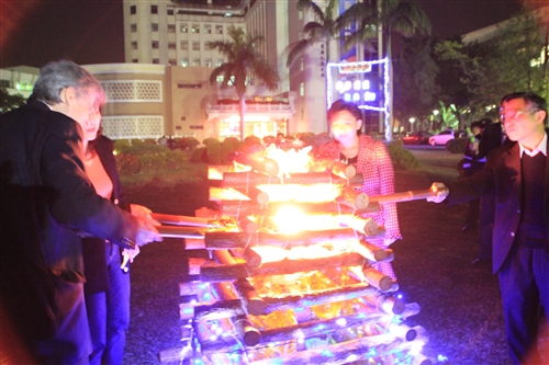 「淡江一甲子，旋轉久久，迎向100 蛋捲點燈」暨「2010白色聖誕化妝舞會」活動熱鬧登場。