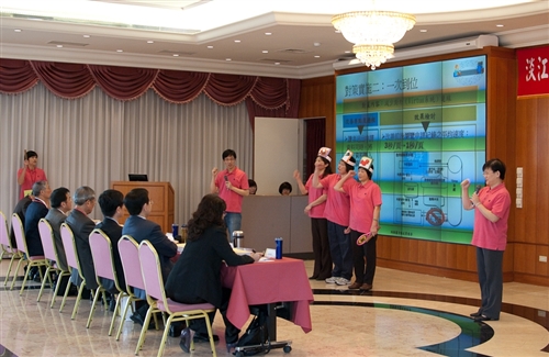 本校舉辦「98學年度品管圈競賽活動」，全校16個品管圈參與競賽，藉彼此相互觀摩與交流之機會，激發潛能、持續改善，提升業務的執行績效。