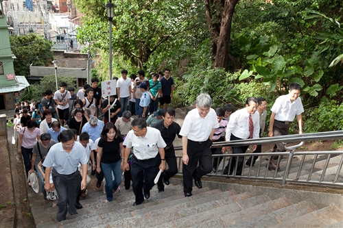 新淡江人登克難坡，本校99學年度新生開學典禮暨入學講習於淡水校園隆重舉行。