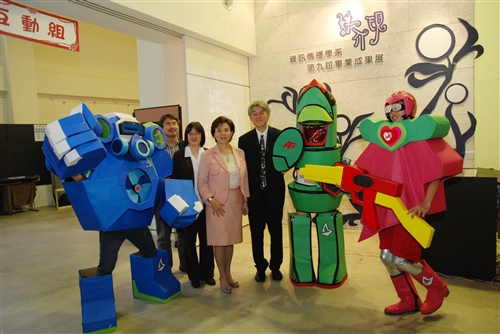 資訊傳播系第9屆畢業成果校內展「媒介現」本週在黑天鵝展示廳舉辦，展出學生四年來融會傳播、藝術與科技的專業知識，並以獨特的創作思維呈現多元的學習成效。