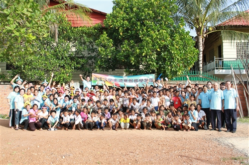 本校師生利用暑假遠赴柬埔寨進行服務學習活動。