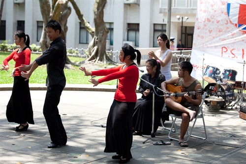 「外語週」於本週在外語大樓前、海報街展開，動人的各國舞蹈表演、各國文物美食讓全校動起來。