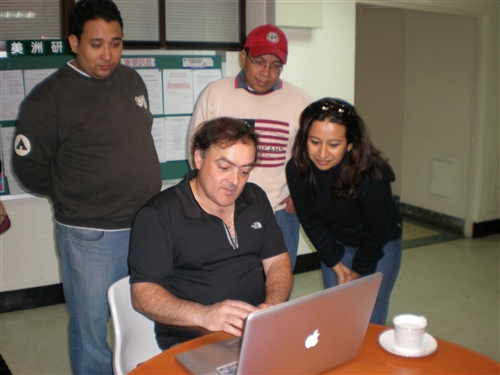 美洲研究所邀請中南美洲唯一征服全世界七大峰的登山家海梅比尼亞斯蒞臨淡水校園進行「從瓜地馬拉到世界的高峰」演講，讓本校學生見證了這位充滿活力，將攀爬高峰當作生命最重要事的勇士。