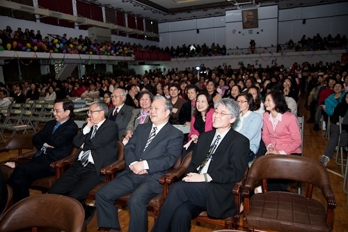 本校98年度歲末聯歡會在淡水校園學生活動中心熱鬧登場，豐富的摸彩品及多元具有特色的民俗技藝、箏胡、舞蹈、歌唱等表演，讓全校教職員工及退休人員High到最高點。