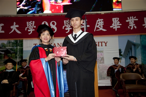 本校98學年度畢業典禮在淡水校園紹謨紀念體育館舉行，校長張家宜以「虎崗風雅林美化雨黌宮甲子春，學成啟航縱橫天下菁莪萬世秋」期勉每一位畢業生，秉持企業最愛的DNA，開創一番「淡江以你為榮」的榮耀。