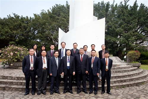 大陸廣州大學易佐永黨委書記等一行12人蒞校參訪，本校張家宜校長於驚聲國際會議廳主持簡報及座談，兩校針對進一步學術合作交流事宜進行熱烈的討論。