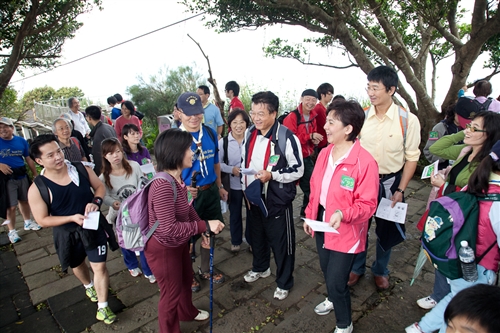 「全校觀音山健行」活動，教職員生體驗山脈之美。