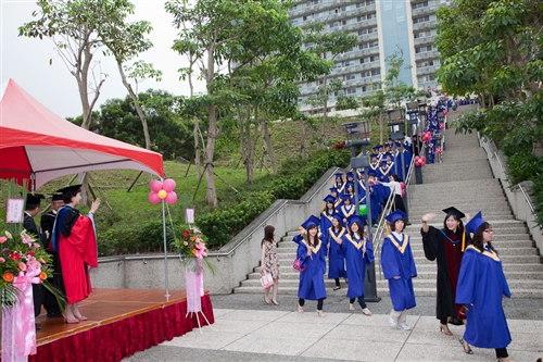 本校蘭陽校園於5日上午舉行第2屆畢業生之畢業典禮，典禮全程以英語進行。畢業生帶著師長及學弟妹的祝福，昂首開展人生新的里程碑。