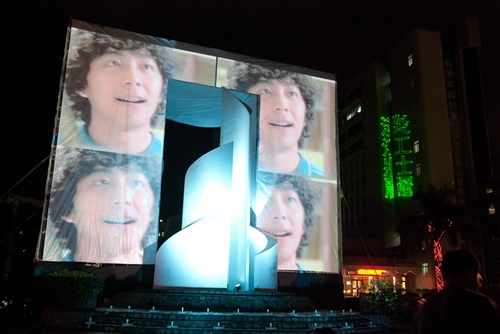 淡水校園「傳燈傳心」與蘭陽校園「燈峰照吉」點燈活動，全體教職員工生同慶學校60大壽。