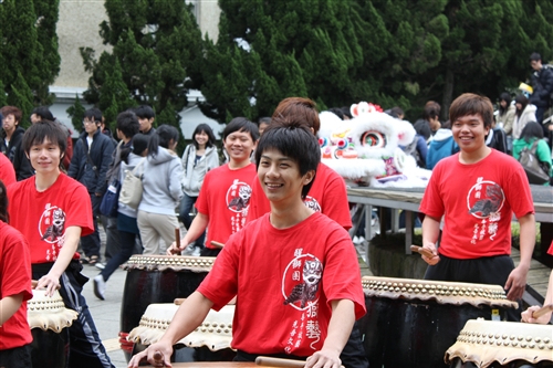 「2010年僑居地文物展」本週在黑天鵝展示廳熱鬧展出，僑生一連串的精彩表演、觀光景點及美食等介紹，展現出各國文物之特色，並讓與會者充分體驗各國的節慶及文化。