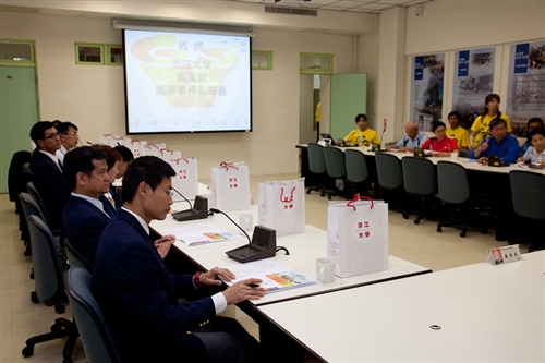 香港中文大學體育部盧遠昌主任等一行10人蒞校參訪，兩校體育主管及教師針對彼此的體育現況及特色進行熱烈討論，為日後體育合作交流奠定良好的基礎。